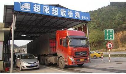 每月8次全省統一行動，重拳整治貨車超限超載，護航道路普通貨物運輸安全